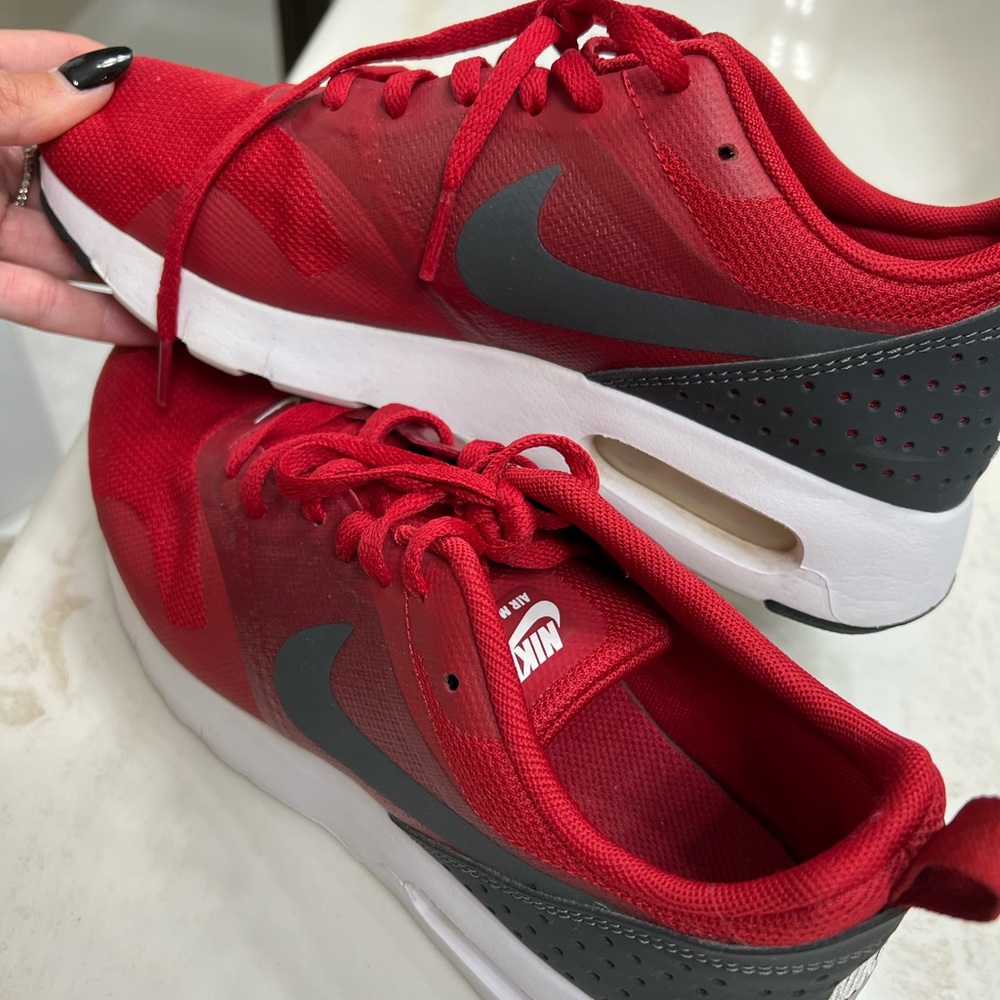 Nike Air Max Tavas Kids Running Shoes Size 6Y Gym Red. Used but excellent cond.